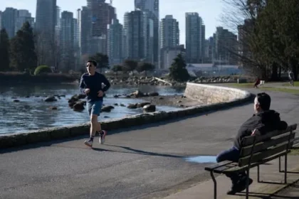 Vancouver Blooms Amid Warmth as Toronto Faces Record Snow