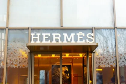 Hermès Stock Overvalued at 52.8 P/E Amid Weak Growth