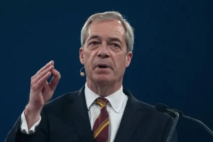 Farage Hosts Romford Rally as Starmer Faces Labour Crisis