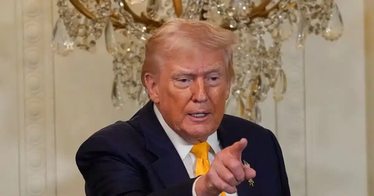 Trump Orders US Agencies to Declassify UFO and Alien Files Trump Orders US Agencies to Declassify UFO and Alien Files