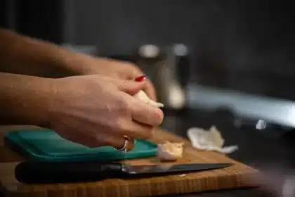 10-Second Microwave Hack Peels Garlic Mess-Free Easily