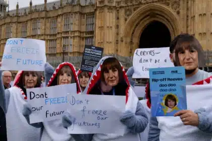 Labour MPs Urge Starmer to Fix ‘Dog’s Dinner’ Student Loans