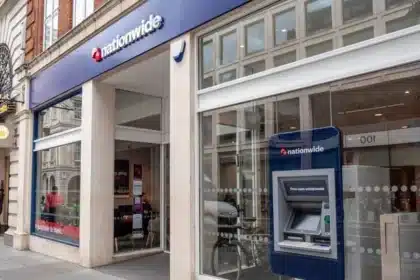 UK House Prices Up 1% Annually Amid Iran Crisis Warnings