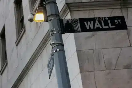 Global Stocks Plunge as Iran Conflict Widens, Oil Surges to 