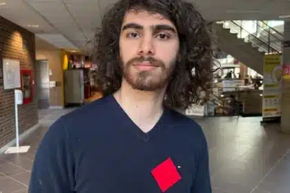 Ontario Students Pin Red Squares to Protest OSAP Cuts