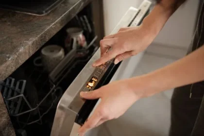 30p Vinegar Hack Erases Dishwasher Soap Scum and Dirt Fast