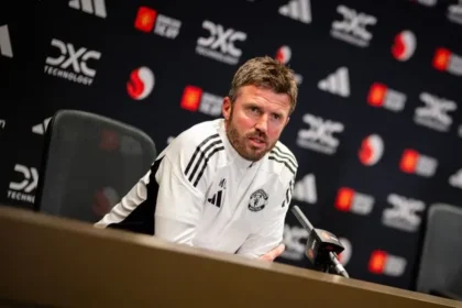 Carrick Unfazed by Scholes’ Criticism After Man Utd Loss