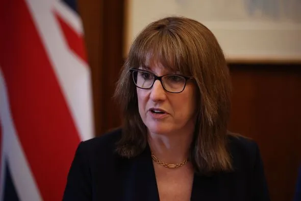 UK Economy Flatlines in January; Critics Urge North Sea Oil Drilling