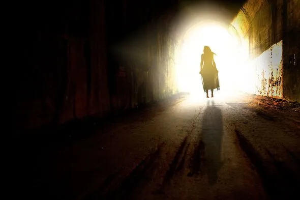 Woman Dead 10 Minutes Sees Heaven’s Door, Angels, Chooses Return