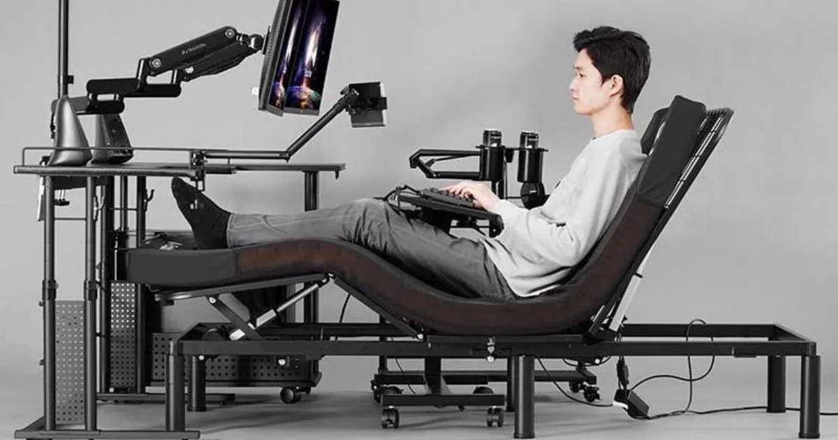 Gaming Desk Turns into Bed for Non-Stop Work Sessions Gaming Desk Turns into Bed for Non-Stop Work Sessions