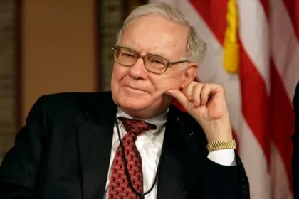 Buffett’s Shareholder Letters Set Tough Standard for CEOs