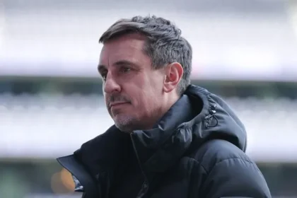 Gary Neville Slams Chelsea Huddle as ‘Nonsense’ After Ref Block