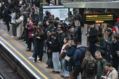 London Travel Disruptions: Elizabeth Line Suspended Maidenhead-Reading