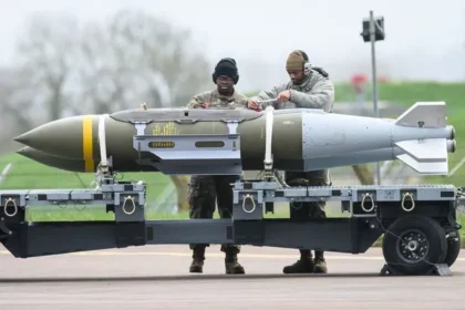 Starmer Exit Odds Surge as US Loads Missiles at UK Base