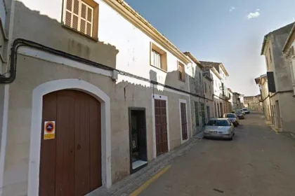 26-Year-Old British Tourist Dies in Majorca Glass Door Fall