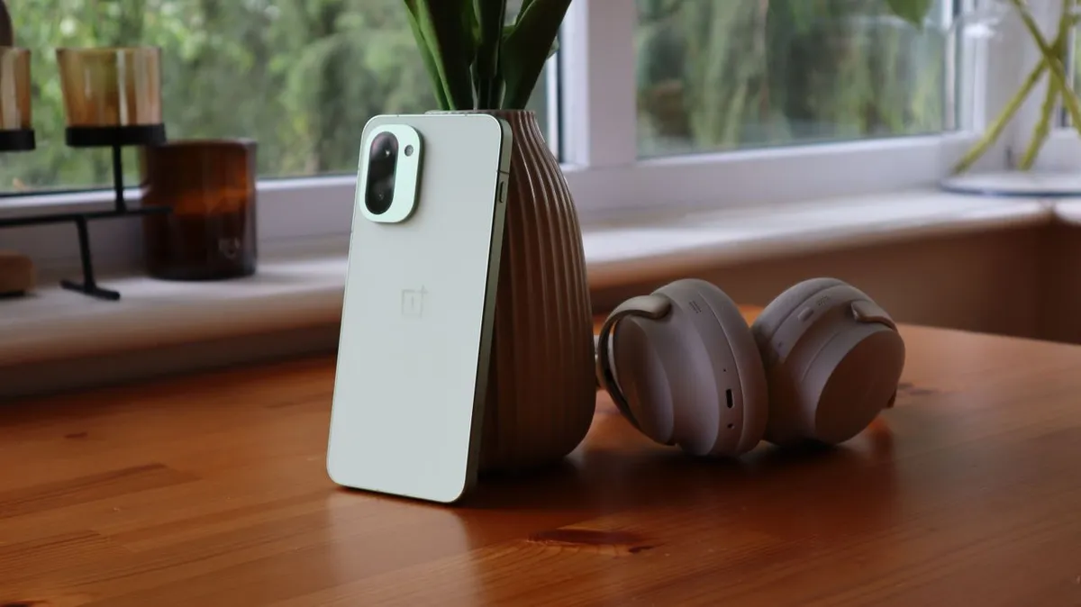 OnePlus 15R Review: 7,400mAh Battery Lasts Two Days Easily