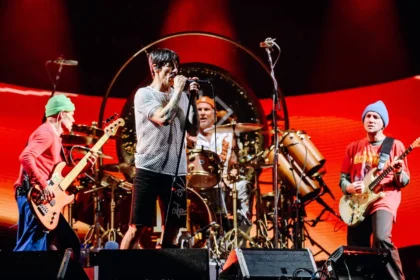 Red Hot Chili Peppers Sell Catalog to Warner for 0 Million