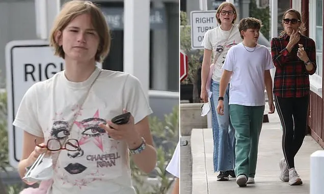 Violet Affleck Ditches Mask on LA Ice Cream Run with Jennifer Garner Violet Affleck Ditches Mask on LA Ice Cream Run with Jennifer Garner