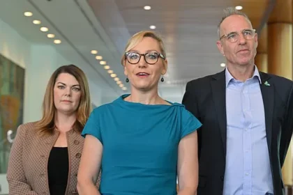 Greens Senator Prefers ‘Grandpersoning’ Over Grandfathering in Tax Debate
